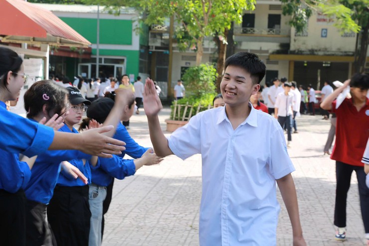 Kỳ thi vào lớp 10 THPT trên địa bàn phường Dương Nội diễn ra an toàn, nghiêm túc, đúng quy chế- Ảnh 1.