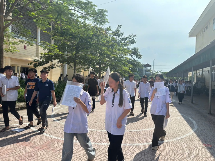 KẾT THÚC THỜI GIAN LÀM BÀI MÔN TOÁN – KHÉP LẠI KỲ THI TUYỂN SINH VÀO LỚP 10 THPT HÀ NỘI NĂM HỌC 2026 – 2027- Ảnh 3.
