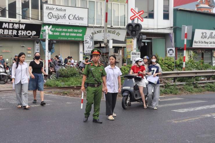 Kỳ thi vào lớp 10 THPT công lập năm học 2026-2027 tại xã Phú Xuyên diễn ra an toàn, nghiêm túc- Ảnh 4.