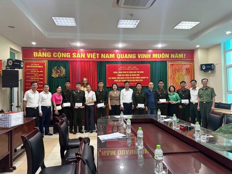 Xã Thiên Lộc tổ chức 4 đoàn thăm, động viên chiến sĩ mới nhập ngũ năm 2026
- Ảnh 1.