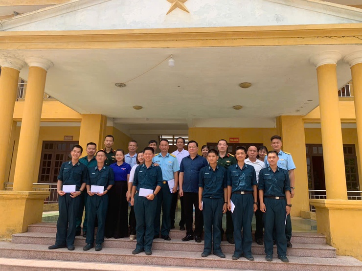 Xã Thiên Lộc tổ chức 4 đoàn thăm, động viên chiến sĩ mới nhập ngũ năm 2026
- Ảnh 4.