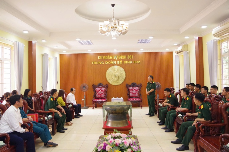 Xã Thiên Lộc tổ chức 4 đoàn thăm, động viên chiến sĩ mới nhập ngũ năm 2026
- Ảnh 8.