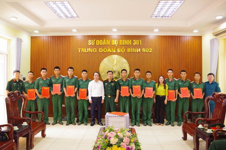 Xã Thiên Lộc tổ chức 4 đoàn thăm, động viên chiến sĩ mới nhập ngũ năm 2026
- Ảnh 10.