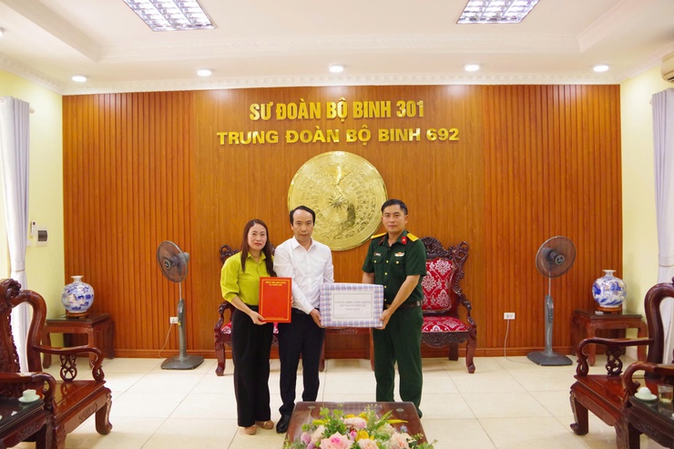 Xã Thiên Lộc tổ chức 4 đoàn thăm, động viên chiến sĩ mới nhập ngũ năm 2026
- Ảnh 11.