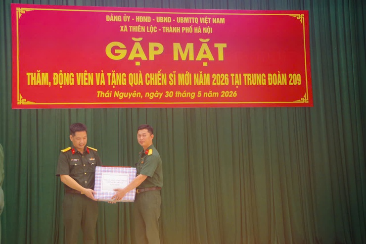 Xã Thiên Lộc tổ chức 4 đoàn thăm, động viên chiến sĩ mới nhập ngũ năm 2026
- Ảnh 12.