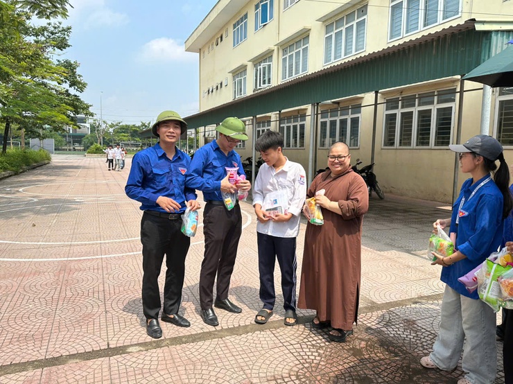 KẾT THÚC THỜI GIAN LÀM BÀI MÔN TOÁN – KHÉP LẠI KỲ THI TUYỂN SINH VÀO LỚP 10 THPT HÀ NỘI NĂM HỌC 2026 – 2027- Ảnh 4.