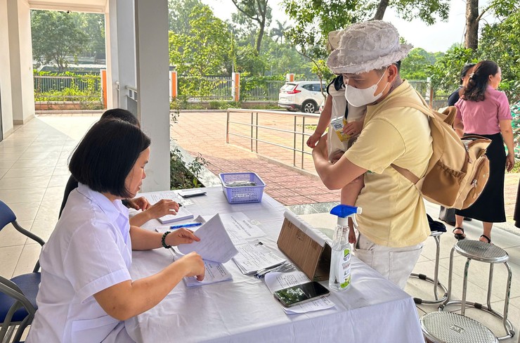 Sở Y tế Hà Nội giám sát công tác triển khai "Ngày vi chất dinh dưỡng" tại xã Bát Tràng- Ảnh 2.