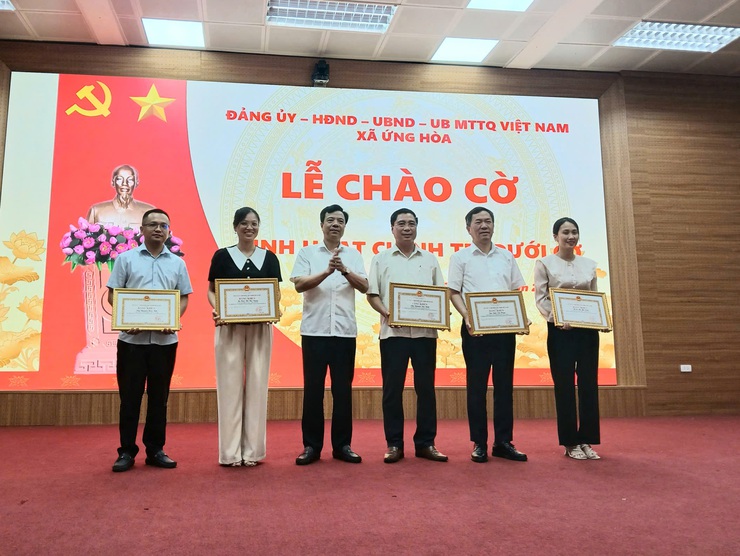 ỨNG HÒA TRAO CỜ THI ĐUA CỦA THÀNH PHỐ VÀ TRIỂN KHAI NHIỆM VỤ TRỌNG TÂM THÁNG 6/2026.- Ảnh 2.