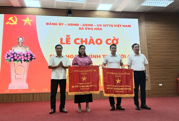 ỨNG HÒA TRAO CỜ THI ĐUA CỦA THÀNH PHỐ VÀ TRIỂN KHAI NHIỆM VỤ TRỌNG TÂM THÁNG 6/2026.- Ảnh 1.