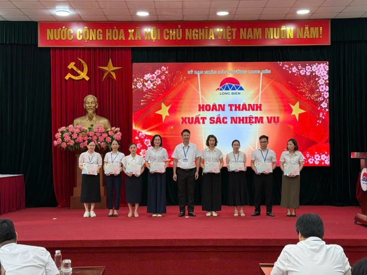 UBND phường Long Biên tổ chức Lễ chào cờ tháng 6/2026- Ảnh 4.