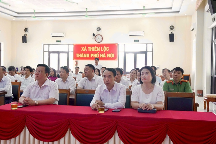15 cá nhân có thành tích xuất sắc trong công tác xử lý vi phạm đất đai tại các điểm tập kết vật liệu xây dựng ven sông Hồng thuộc thôn Đại Độ được UBND xã Thiên Lộc khen thưởng đột xuất- Ảnh 4.