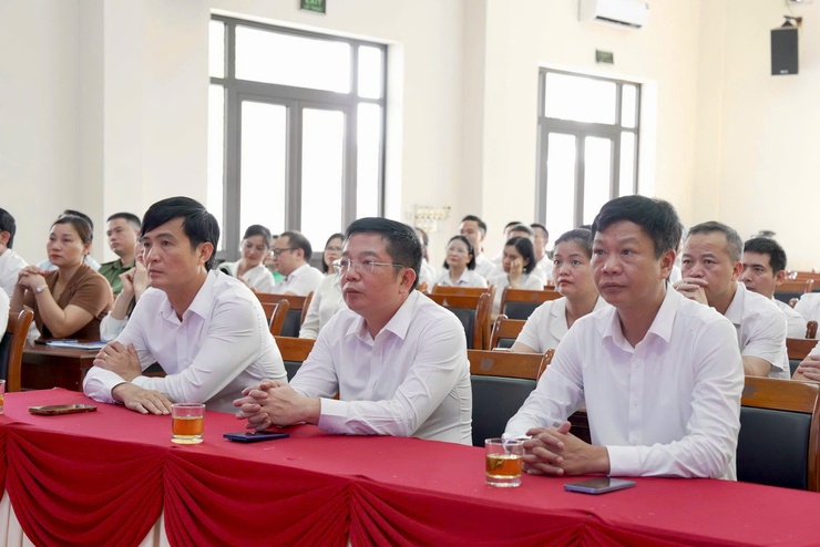 15 cá nhân có thành tích xuất sắc trong công tác xử lý vi phạm đất đai tại các điểm tập kết vật liệu xây dựng ven sông Hồng thuộc thôn Đại Độ được UBND xã Thiên Lộc khen thưởng đột xuất- Ảnh 3.
