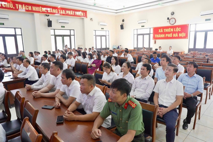 15 cá nhân có thành tích xuất sắc trong công tác xử lý vi phạm đất đai tại các điểm tập kết vật liệu xây dựng ven sông Hồng thuộc thôn Đại Độ được UBND xã Thiên Lộc khen thưởng đột xuất- Ảnh 7.