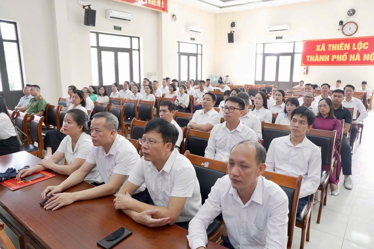 15 cá nhân có thành tích xuất sắc trong công tác xử lý vi phạm đất đai tại các điểm tập kết vật liệu xây dựng ven sông Hồng thuộc thôn Đại Độ được UBND xã Thiên Lộc khen thưởng đột xuất- Ảnh 6.