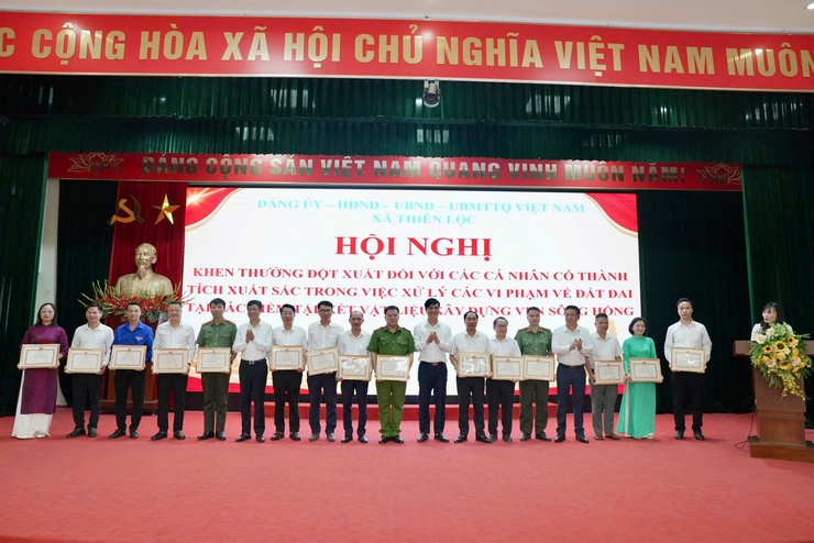 15 cá nhân có thành tích xuất sắc trong công tác xử lý vi phạm đất đai tại các điểm tập kết vật liệu xây dựng ven sông Hồng thuộc thôn Đại Độ được UBND xã Thiên Lộc khen thưởng đột xuất- Ảnh 12.