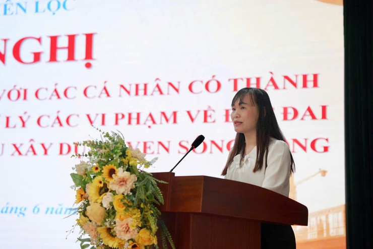 15 cá nhân có thành tích xuất sắc trong công tác xử lý vi phạm đất đai tại các điểm tập kết vật liệu xây dựng ven sông Hồng thuộc thôn Đại Độ được UBND xã Thiên Lộc khen thưởng đột xuất- Ảnh 11.