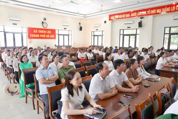 15 cá nhân có thành tích xuất sắc trong công tác xử lý vi phạm đất đai tại các điểm tập kết vật liệu xây dựng ven sông Hồng thuộc thôn Đại Độ được UBND xã Thiên Lộc khen thưởng đột xuất- Ảnh 9.