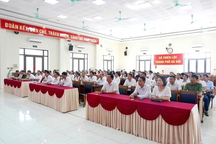 15 cá nhân có thành tích xuất sắc trong công tác xử lý vi phạm đất đai tại các điểm tập kết vật liệu xây dựng ven sông Hồng thuộc thôn Đại Độ được UBND xã Thiên Lộc khen thưởng đột xuất- Ảnh 2.