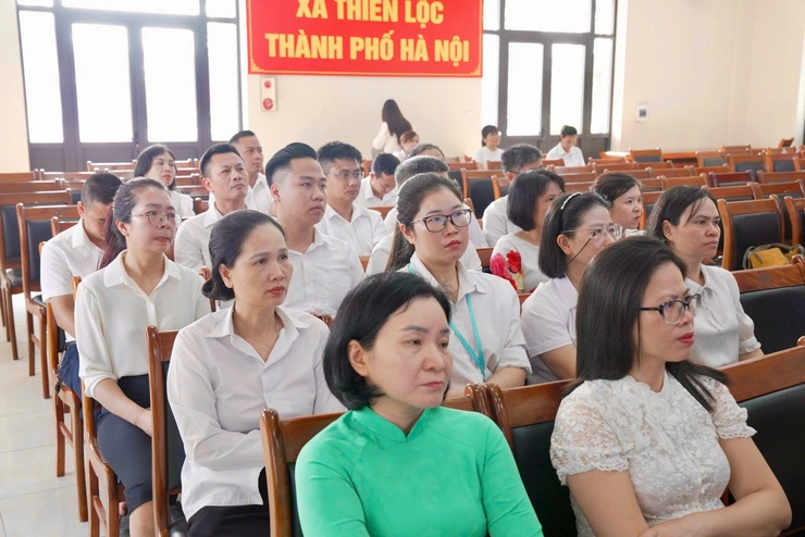 15 cá nhân có thành tích xuất sắc trong công tác xử lý vi phạm đất đai tại các điểm tập kết vật liệu xây dựng ven sông Hồng thuộc thôn Đại Độ được UBND xã Thiên Lộc khen thưởng đột xuất- Ảnh 8.