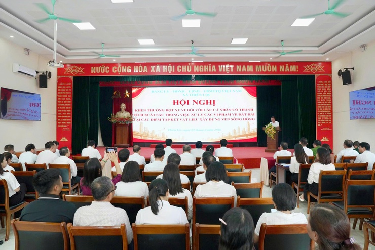 15 cá nhân có thành tích xuất sắc trong công tác xử lý vi phạm đất đai tại các điểm tập kết vật liệu xây dựng ven sông Hồng thuộc thôn Đại Độ được UBND xã Thiên Lộc khen thưởng đột xuất- Ảnh 1.