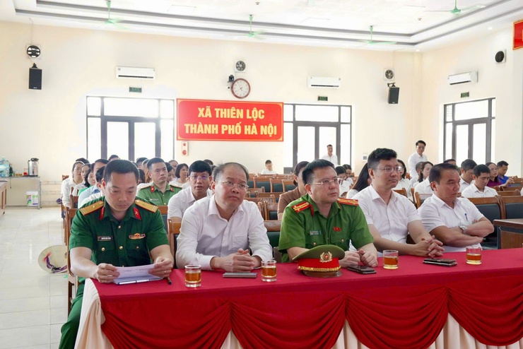 15 cá nhân có thành tích xuất sắc trong công tác xử lý vi phạm đất đai tại các điểm tập kết vật liệu xây dựng ven sông Hồng thuộc thôn Đại Độ được UBND xã Thiên Lộc khen thưởng đột xuất- Ảnh 5.