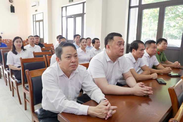 15 cá nhân có thành tích xuất sắc trong công tác xử lý vi phạm đất đai tại các điểm tập kết vật liệu xây dựng ven sông Hồng thuộc thôn Đại Độ được UBND xã Thiên Lộc khen thưởng đột xuất- Ảnh 10.