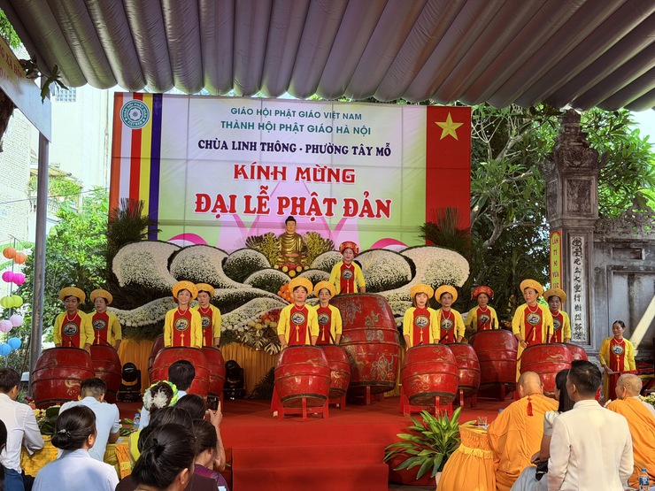 Lãnh đạo phường Tây Mỗ thăm, chúc mừng các chùa nhân dịp đại lễ Phật đản (Phật lịch 2570 - Dương lịch 2026)- Ảnh 7.