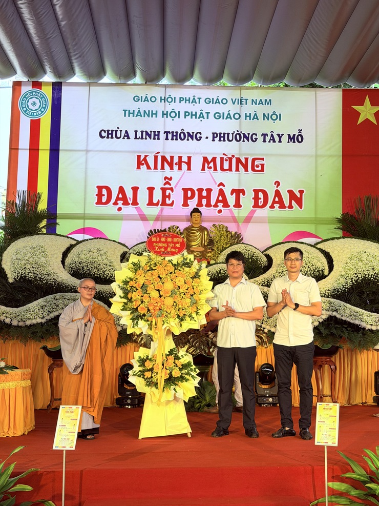 Lãnh đạo phường Tây Mỗ thăm, chúc mừng các chùa nhân dịp đại lễ Phật đản (Phật lịch 2570 - Dương lịch 2026)- Ảnh 8.