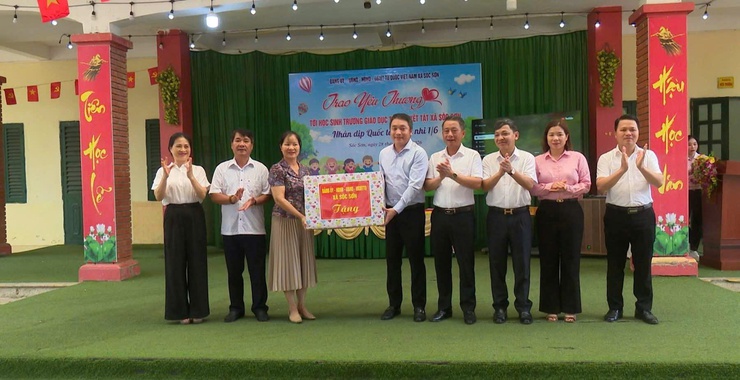 LÃNH ĐẠO XÃ SÓC SƠN THĂM, TẶNG QUÀ NHÂN DỊP TẾT THIẾU NHI 1/6 TẠI TRƯỜNG GIÁO DỤC TRẺ KHUYẾT TẬT- Ảnh 1.