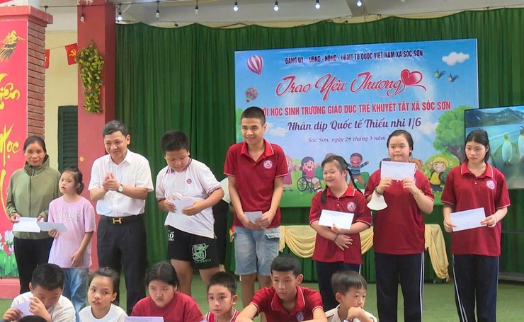 LÃNH ĐẠO XÃ SÓC SƠN THĂM, TẶNG QUÀ NHÂN DỊP TẾT THIẾU NHI 1/6 TẠI TRƯỜNG GIÁO DỤC TRẺ KHUYẾT TẬT- Ảnh 3.