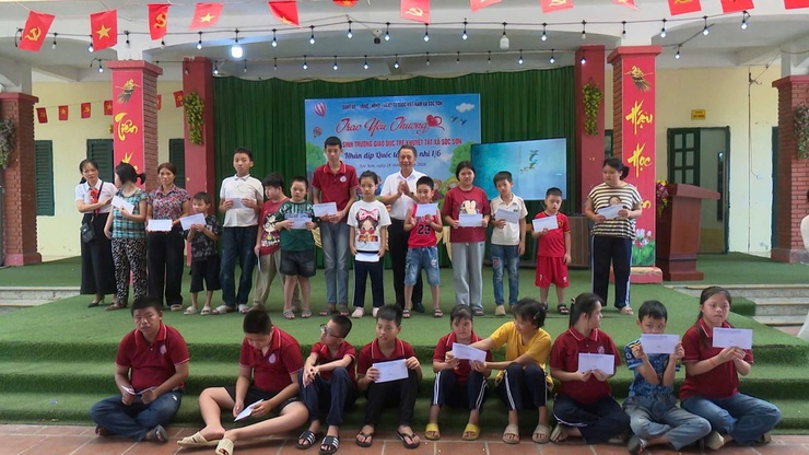LÃNH ĐẠO XÃ SÓC SƠN THĂM, TẶNG QUÀ NHÂN DỊP TẾT THIẾU NHI 1/6 TẠI TRƯỜNG GIÁO DỤC TRẺ KHUYẾT TẬT- Ảnh 4.