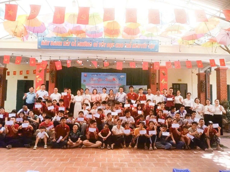 LÃNH ĐẠO XÃ SÓC SƠN THĂM, TẶNG QUÀ NHÂN DỊP TẾT THIẾU NHI 1/6 TẠI TRƯỜNG GIÁO DỤC TRẺ KHUYẾT TẬT- Ảnh 5.