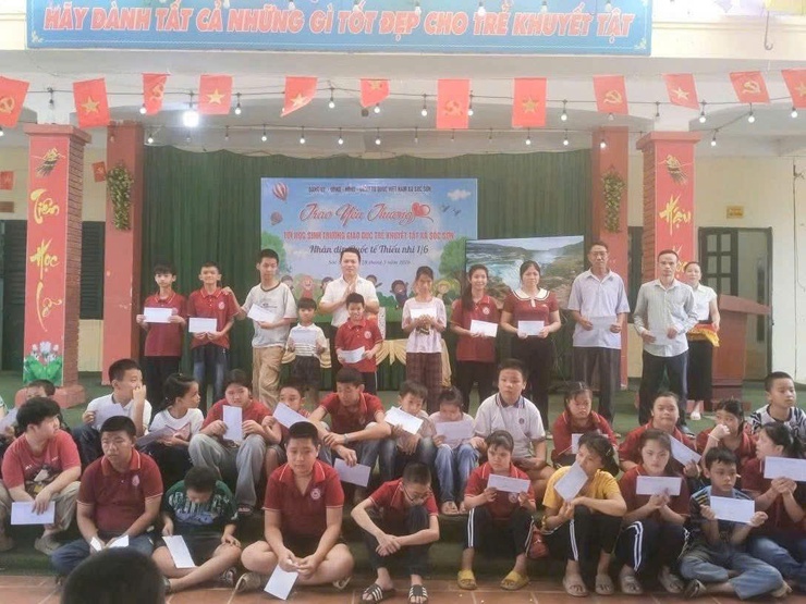 LÃNH ĐẠO XÃ SÓC SƠN THĂM, TẶNG QUÀ NHÂN DỊP TẾT THIẾU NHI 1/6 TẠI TRƯỜNG GIÁO DỤC TRẺ KHUYẾT TẬT- Ảnh 6.