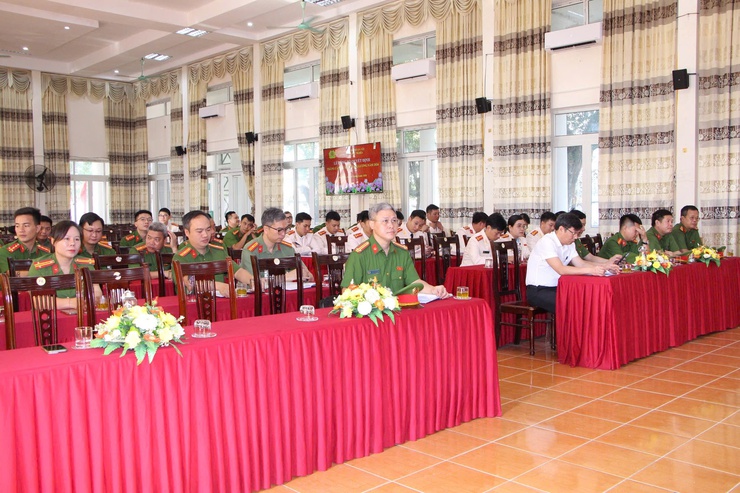 Công an xã Phú Nghĩa tổ chức chào cờ đầu tháng và công bố quyết định thăng cấp bậc hàm, nâng bậc lương năm 2026- Ảnh 2.