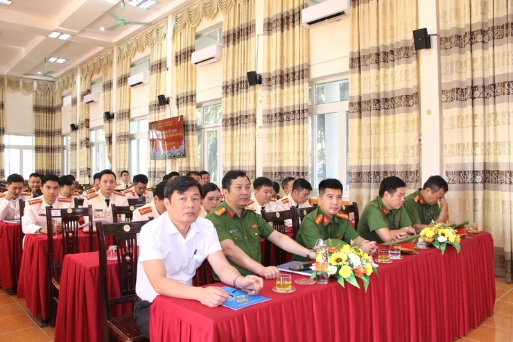 Công an xã Phú Nghĩa tổ chức chào cờ đầu tháng và công bố quyết định thăng cấp bậc hàm, nâng bậc lương năm 2026- Ảnh 3.