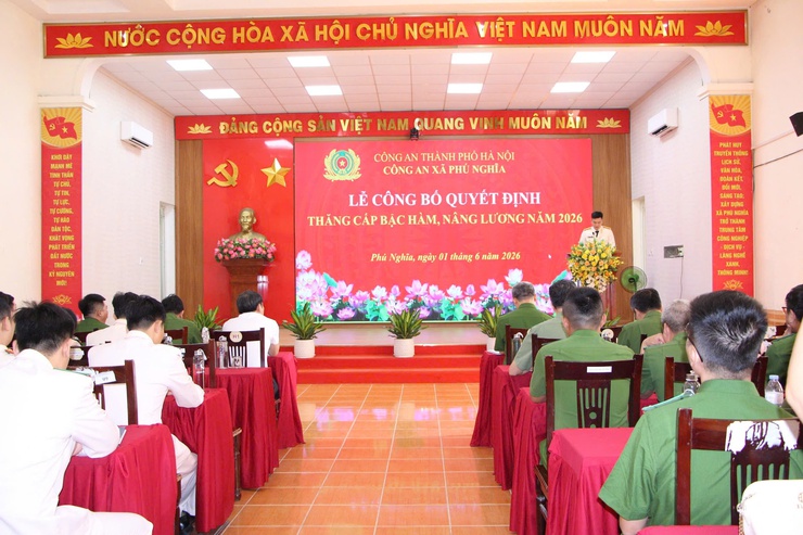 Công an xã Phú Nghĩa tổ chức chào cờ đầu tháng và công bố quyết định thăng cấp bậc hàm, nâng bậc lương năm 2026- Ảnh 1.