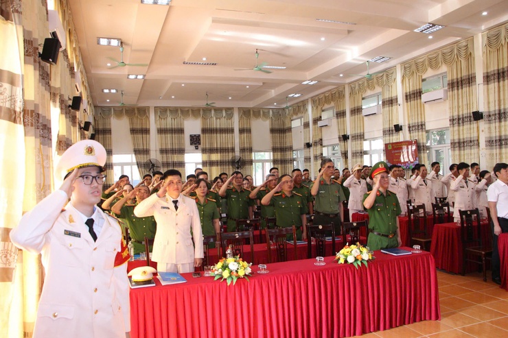 Công an xã Phú Nghĩa tổ chức chào cờ đầu tháng và công bố quyết định thăng cấp bậc hàm, nâng bậc lương năm 2026- Ảnh 5.