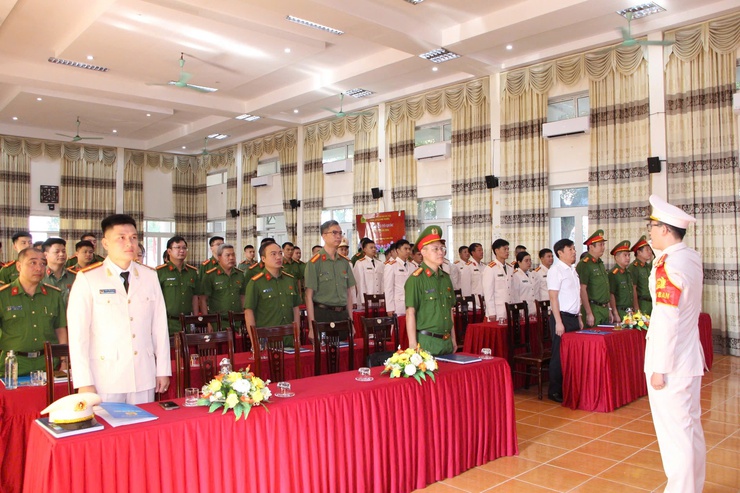 Công an xã Phú Nghĩa tổ chức chào cờ đầu tháng và công bố quyết định thăng cấp bậc hàm, nâng bậc lương năm 2026- Ảnh 4.