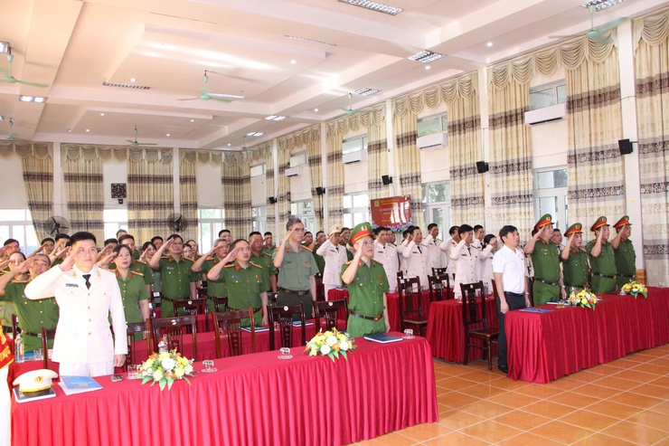Công an xã Phú Nghĩa tổ chức chào cờ đầu tháng và công bố quyết định thăng cấp bậc hàm, nâng bậc lương năm 2026- Ảnh 6.