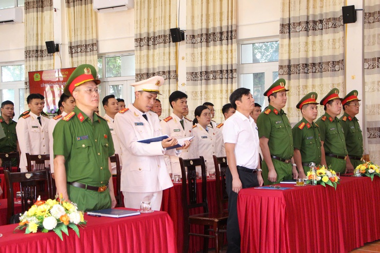 Công an xã Phú Nghĩa tổ chức chào cờ đầu tháng và công bố quyết định thăng cấp bậc hàm, nâng bậc lương năm 2026- Ảnh 7.