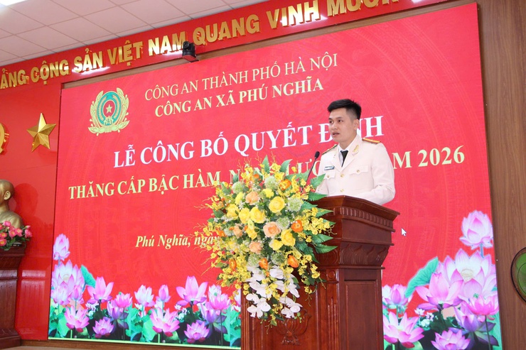 Công an xã Phú Nghĩa tổ chức chào cờ đầu tháng và công bố quyết định thăng cấp bậc hàm, nâng bậc lương năm 2026- Ảnh 8.
