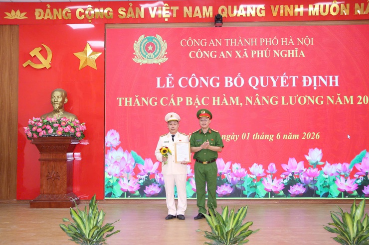 Công an xã Phú Nghĩa tổ chức chào cờ đầu tháng và công bố quyết định thăng cấp bậc hàm, nâng bậc lương năm 2026- Ảnh 9.