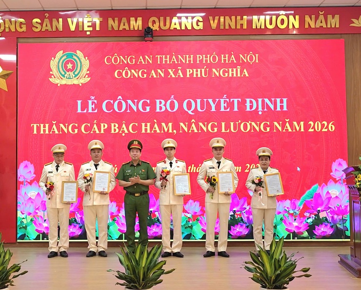 Công an xã Phú Nghĩa tổ chức chào cờ đầu tháng và công bố quyết định thăng cấp bậc hàm, nâng bậc lương năm 2026- Ảnh 10.
