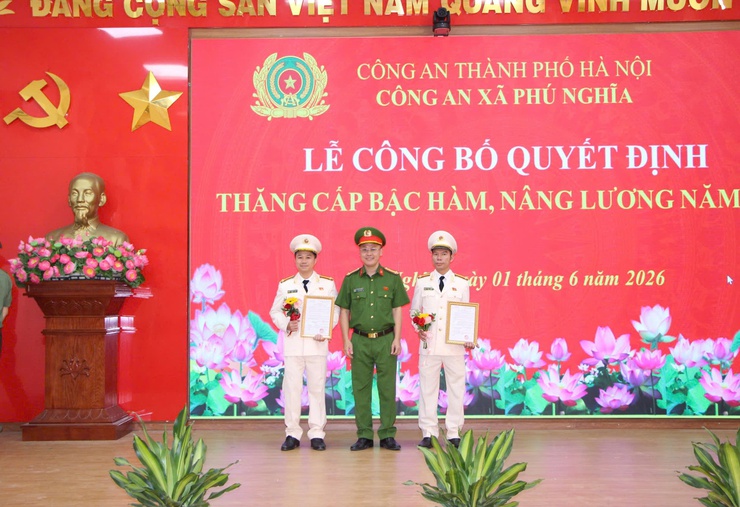 Công an xã Phú Nghĩa tổ chức chào cờ đầu tháng và công bố quyết định thăng cấp bậc hàm, nâng bậc lương năm 2026- Ảnh 11.