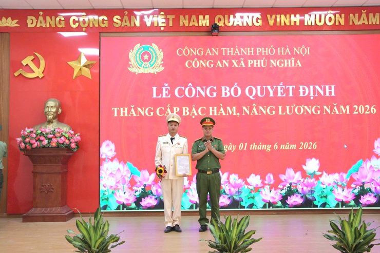 Công an xã Phú Nghĩa tổ chức chào cờ đầu tháng và công bố quyết định thăng cấp bậc hàm, nâng bậc lương năm 2026- Ảnh 12.