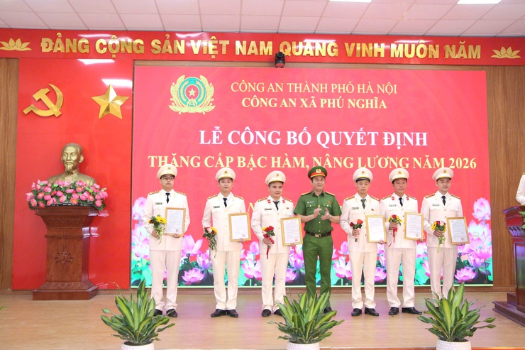 Công an xã Phú Nghĩa tổ chức chào cờ đầu tháng và công bố quyết định thăng cấp bậc hàm, nâng bậc lương năm 2026- Ảnh 13.