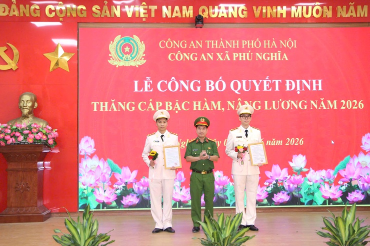 Công an xã Phú Nghĩa tổ chức chào cờ đầu tháng và công bố quyết định thăng cấp bậc hàm, nâng bậc lương năm 2026- Ảnh 14.