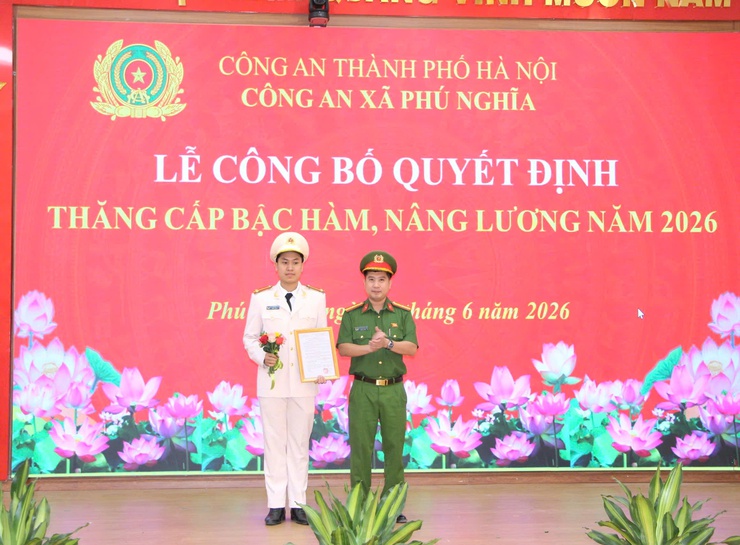 Công an xã Phú Nghĩa tổ chức chào cờ đầu tháng và công bố quyết định thăng cấp bậc hàm, nâng bậc lương năm 2026- Ảnh 15.