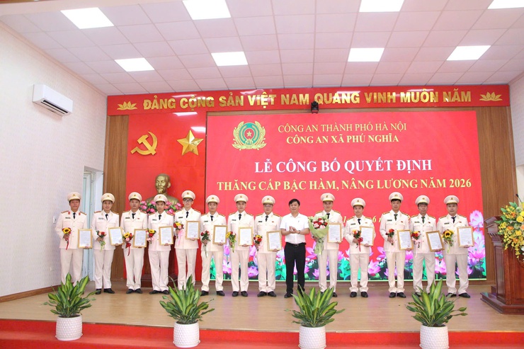 Công an xã Phú Nghĩa tổ chức chào cờ đầu tháng và công bố quyết định thăng cấp bậc hàm, nâng bậc lương năm 2026- Ảnh 16.