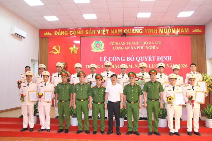 Công an xã Phú Nghĩa tổ chức chào cờ đầu tháng và công bố quyết định thăng cấp bậc hàm, nâng bậc lương năm 2026- Ảnh 17.